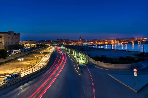 The long light trails from the cars passing in the centre — Stock Photo, Image