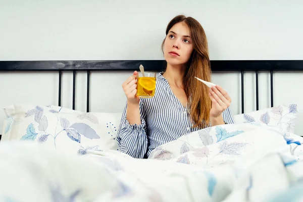 Grip belirtileri ile yatakta yatan genç kadın