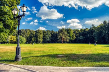 Güneşli bir günde Tsaritsyno Parkı