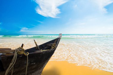 Deniz kıyısında yapayalnız. 