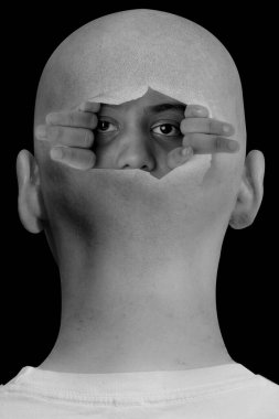 Siyah arka planda bir fincan kahve.