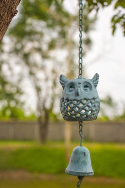 sevimli oyuncak dekor baykuş ağaç üzerinde.