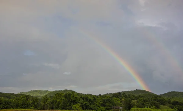 Berglandschaft Mit Einem Regenbogen — Stockfoto