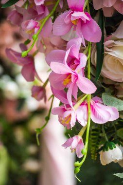 Düğün yeri için kumaş çiçek