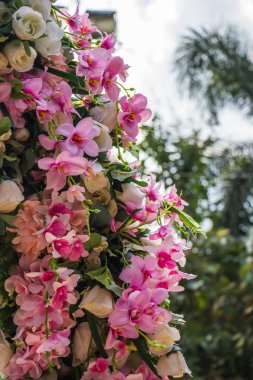 Düğün yeri için kumaş çiçek