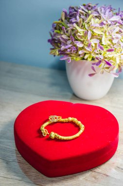 Kırmızı kutuda altın bilezikler.