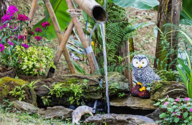 bahçede sevimli baykuş heykeli