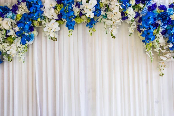Цветочная арка места проведения свадьбы — стоковое фото