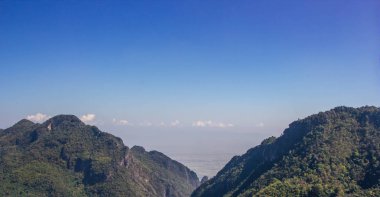 Dağ ve mavi gökyüzü manzara, Kuzey Tayland. 