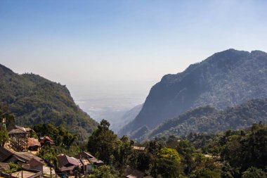 Dağda küçük bir köy,Kuzey Tayland.