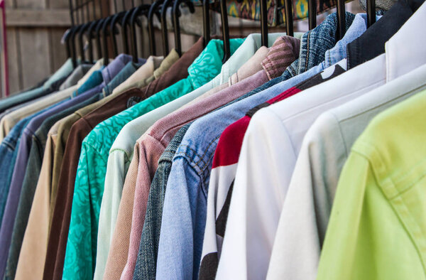 Разноцветные джинсовые рубашки на фоне природы
