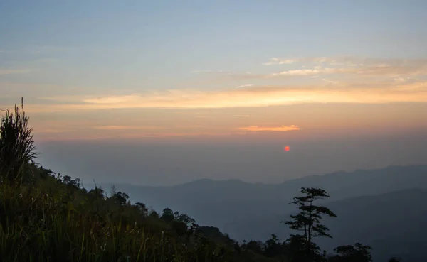 Landschap van Mountain Valley tijdens zonsopgang. — Stockfoto