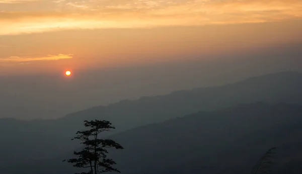 Landschap van Mountain Valley tijdens zonsopgang. — Stockfoto