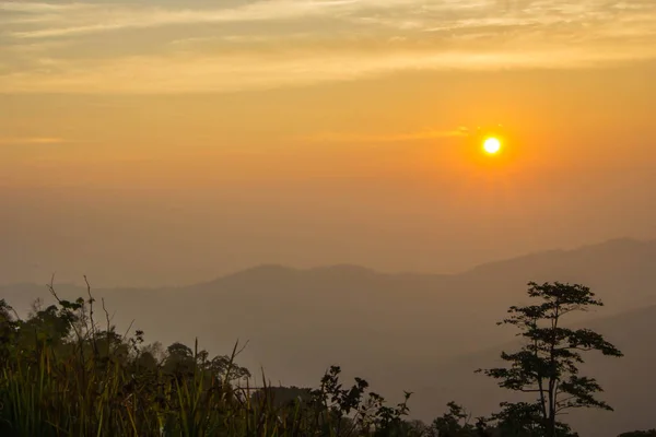 Krajobraz górskiej doliny podczas wschodu słońca. — Zdjęcie stockowe