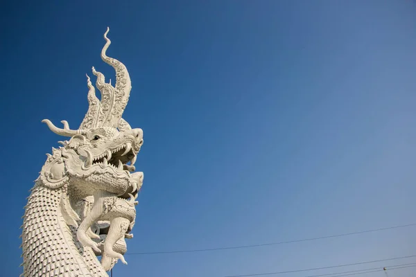 Een deel van het hoofd Naga standbeeld inpublic Temple, Noord Thailand — Stockfoto