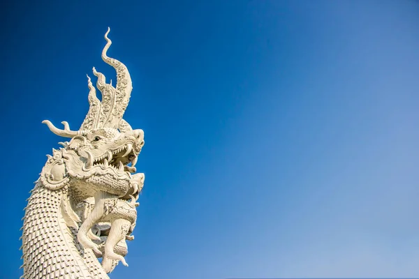 Een deel van het hoofd Naga standbeeld inpublic Temple, Noord Thailand — Stockfoto