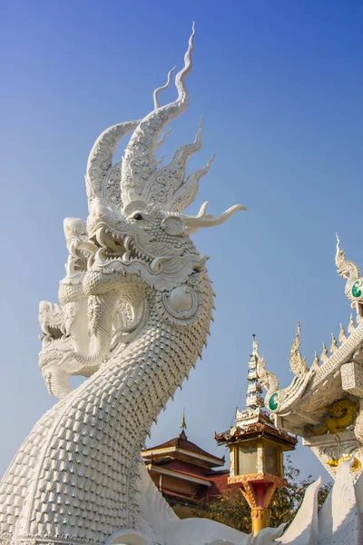 Parte della testa Naga statua tempio inpubblico, Thailandia del Nord — Foto Stock