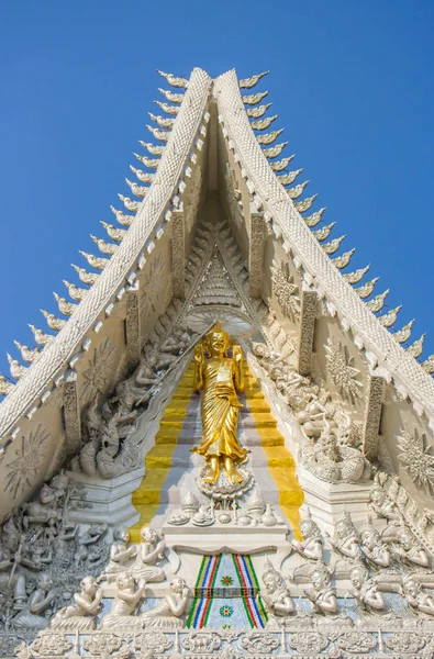 Sculptuur van Boeddha op openbare tempel Gable, driehoek dak op Blu — Stockfoto