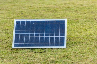 Çim alanında güneş paneli.