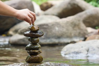 Şelalede düzenlenmiş taş