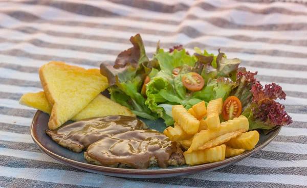 Filete de cerdo y ensalada de verduras —  Fotos de Stock