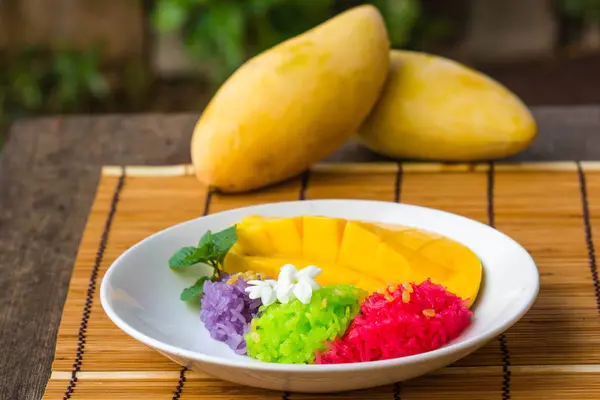 Riz gluant mangue sur plat blanc — Photo