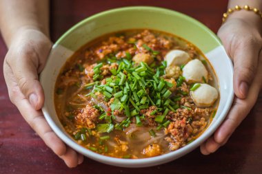 Domuz etli Tayland pilavı.