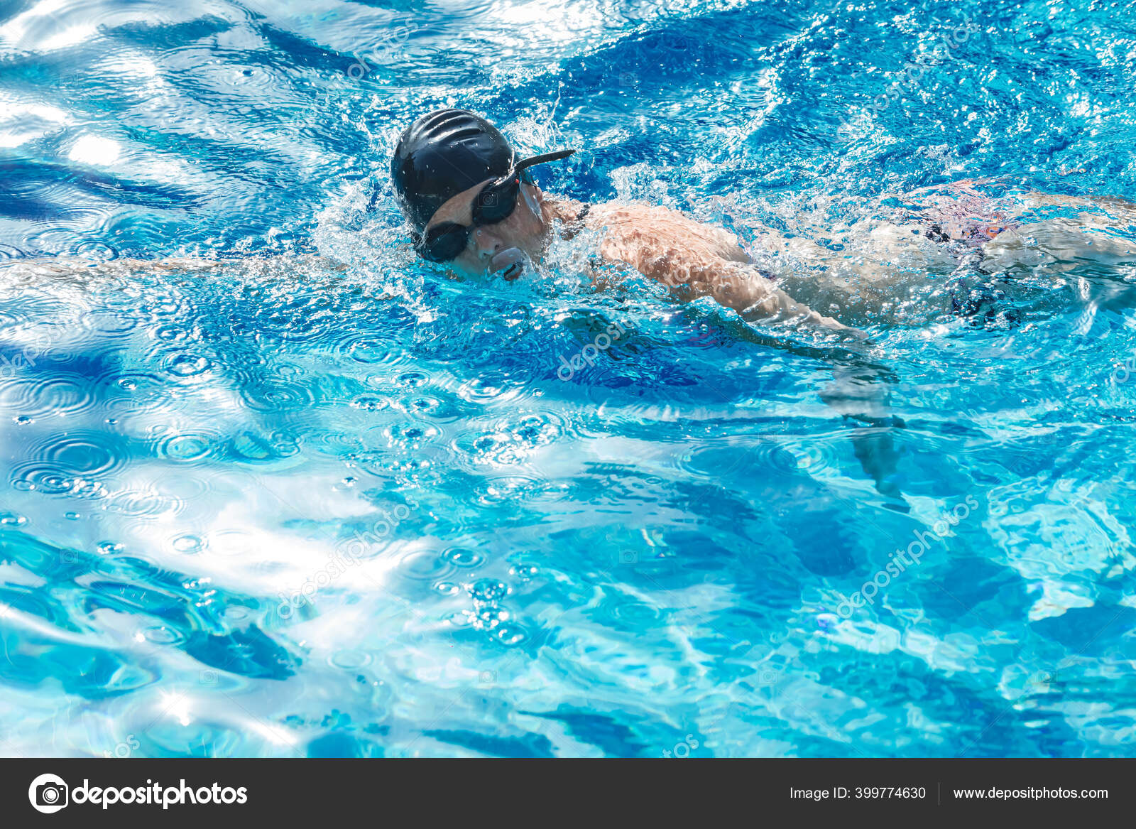 Femme Avec Bonnet De Bain Et Lunettes De Natation Dans Une Piscine