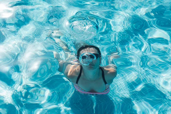 Donna Con Cuffia Occhialini Tuffarsi Piscina — Foto Stock