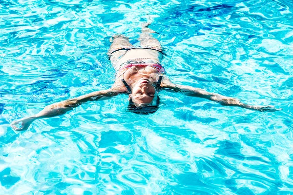 Donna Felice Godendo Una Piscina Galleggiante Sulla Schiena — Foto Stock