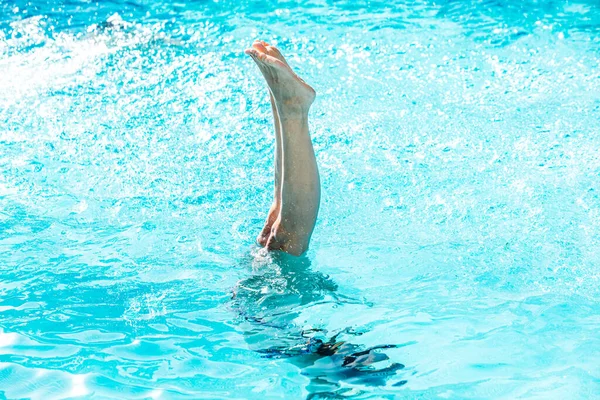 Kvinna Nedsänkt Pool Gör Handstand — Stockfoto