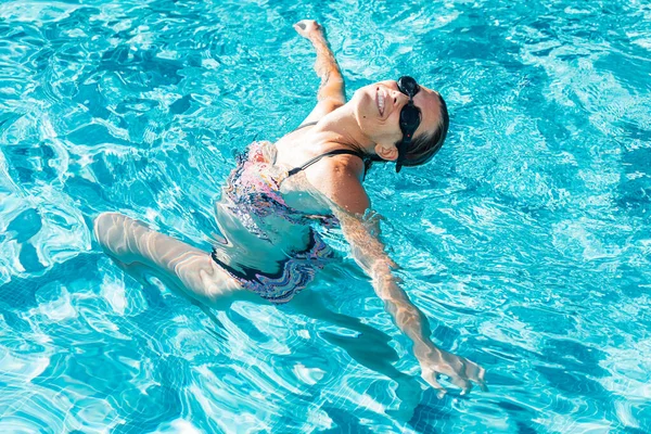 Donna Piscina Con Occhiali Nuoto Molto Felice Sorridente — Foto Stock