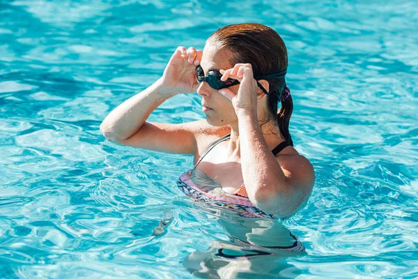 Donna Piscina Indossando Occhiali Nuoto — Foto Stock