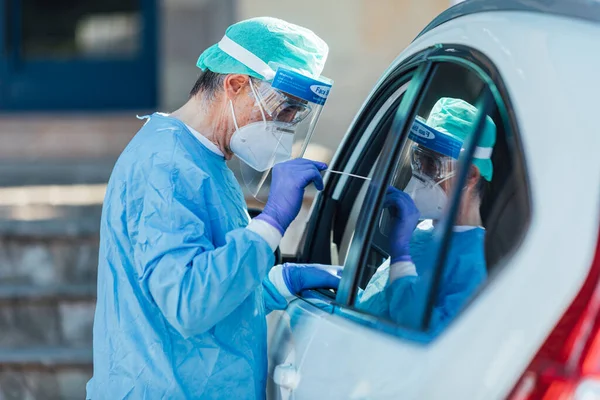 Personal Médico Con Epi Realizando Pcr Con Hisopo Mano Paciente — Foto de Stock