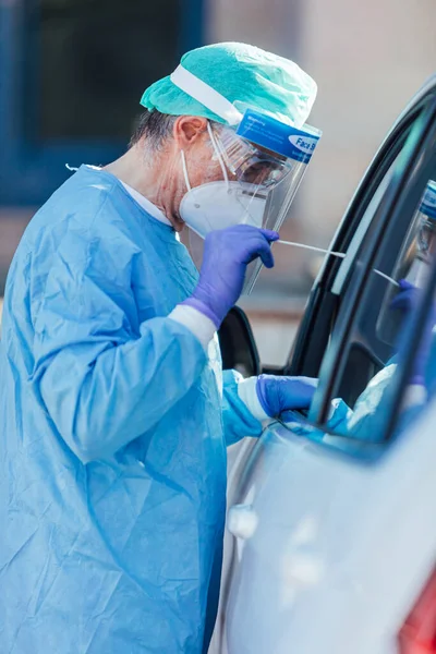 Personal Médico Con Epi Realizando Pcr Con Hisopo Mano Paciente — Foto de Stock