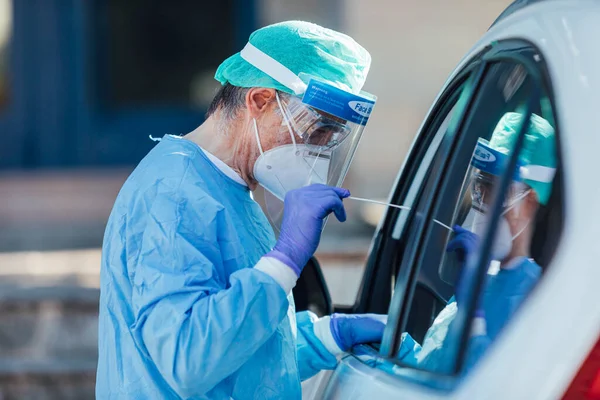 Pessoal Médico Vestindo Epi Realizando Pcr Com Cotonete Mão Paciente — Fotografia de Stock