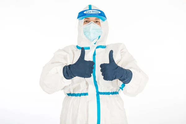 白地に冠ウイルスと戦うためにPpeを身に着けている女性医師 親指アップ 戦士よ Covid医学の概念 — ストック写真