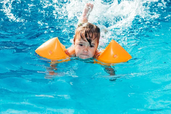 Piccola Ragazza Dai Capelli Biondi Che Nuota Piscina Indossando Maniche — Foto Stock