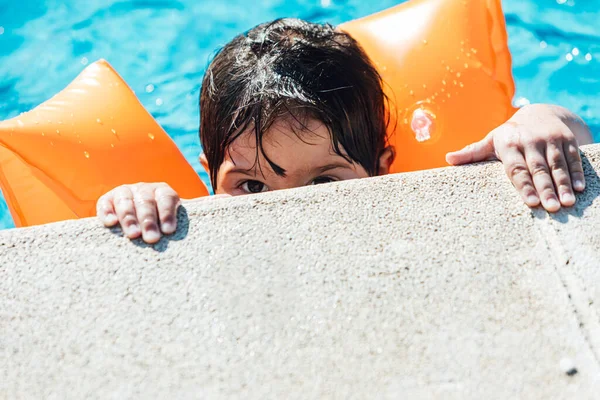 Piccola Ragazza Dai Capelli Neri Piscina Che Indossa Maniche Sbirciando — Foto Stock