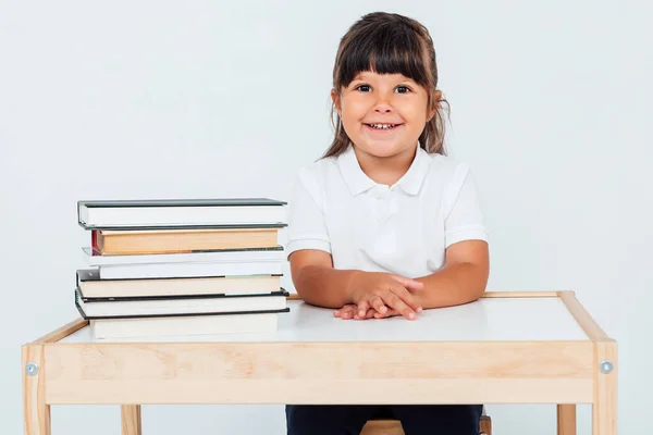 Kleine Brünette Mädchen Der Schule Lächelnd Auf Einem Stuhl Neben — Stockfoto