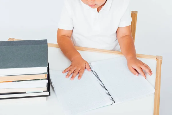 Kleines Mädchen Der Schule Auf Einem Stuhl Neben Einem Tisch — Stockfoto