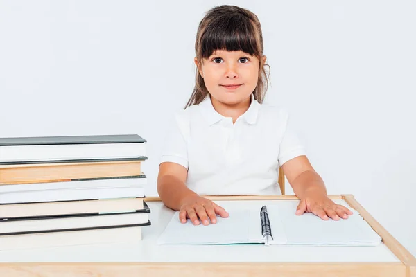 Brünettes Mädchen Der Schule Auf Einem Stuhl Neben Einem Tisch — Stockfoto