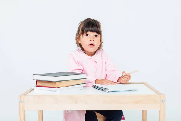 Brünettes Mädchen Der Schule Ernst Sitzt Auf Einem Stuhl Neben — Stockfoto