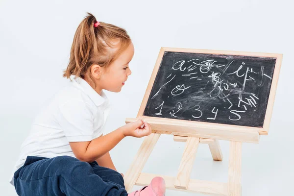 Kleine Blondhaarige Mädchen Der Klasse Malen Auf Einer Tafel Mit — Stockfoto