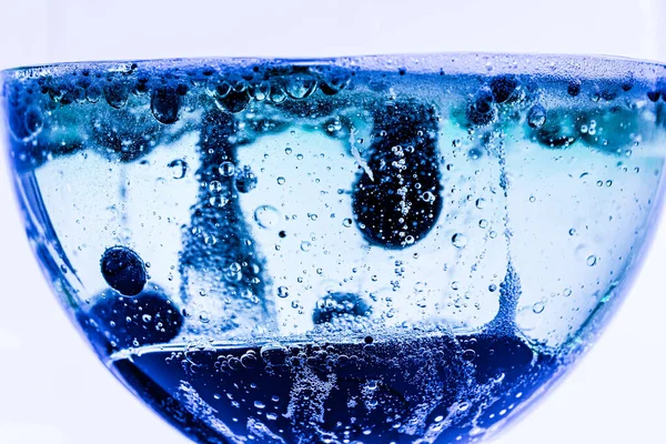 Copo Vidro Com Líquido Azul Não Com Bolhas Tinta — Fotografia de Stock