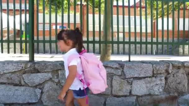 Gadis Berambut Hitam Mengenakan Ransel Merah Muda Pergi Sekolah Konsep — Stok Video