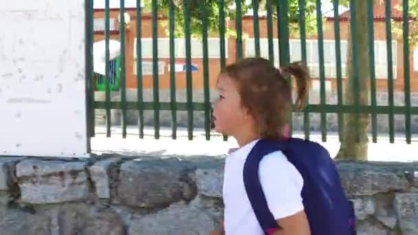 Una Ragazzina Dai Capelli Biondi Con Uno Zaino Blu Scuola — Video Stock