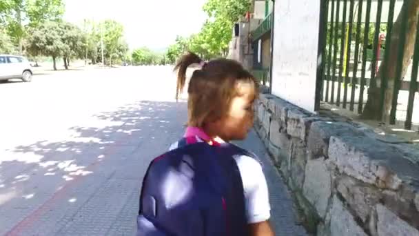 Egy Szőke Kék Hátizsákos Kislány Iskolába Jár Iskolai Koncepció — Stock videók