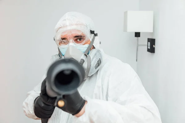 Hombre Con Ppe Apuntando Máquina Desinfectante Covid Cámara Concepto Salud — Foto de Stock