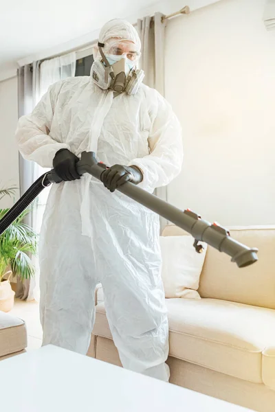Muž Oop Dezinfikuje Obývací Pokoj Domu Dezinfekčním Přístrojem Covid Pandemická — Stock fotografie